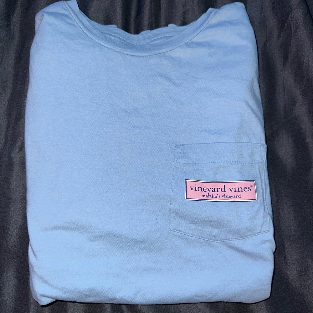 Vineyard vines T shirt, size large!